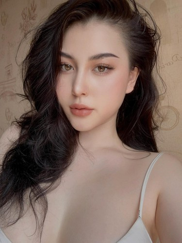 Kể cả những lúc Wilson Nhật Anh bị người xem bình luận khiếm nhã đi chăng nữa, cô nàng vẫn bình tĩnh để đáp trả.