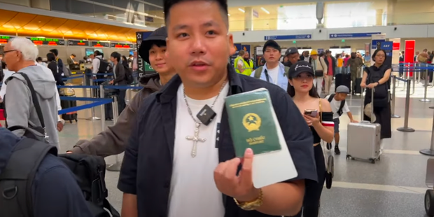 Khoa Pug quay toàn cảnh hành trình lái xe Mercedes từ TP.HCM qua cửa khẩu Campuchia, đóng chi phí thông quan 3 triệu đồng.