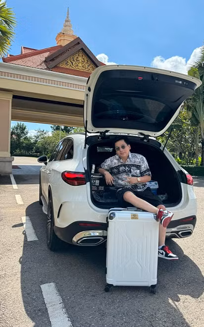 Mới đây, trên trang cá nhân, Khoa Pug đăng tải hình ảnh kèm dòng chú thích: “Đem cả xe Mercedes và vali sang Campuchia xuất khẩu lao động quá vất vả”. Điều này khiến cộng đồng mạng bất ngờ và suy đoán về tính thực hư trong lời nói của nam YouTuber.