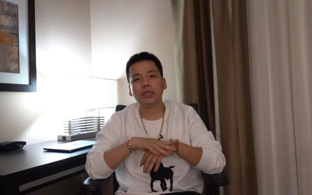 Chia sẻ của Khoa Pug thu hút sự quan tâm của nhiều người hâm mộ. Dân mạng bình luận rôm rả: “Video nhắc nhở các bạn muốn việc nhẹ lương cao rằng không có gì là miễn phí cả”, “Nói như Khoa dễ hiểu nè, miếng mồi ngon béo bở chỉ có trên chiếc bẫy chuột thôi”, “Lúc đầu tôi tưởng ông ấy đi xuất khẩu lao động thật, hết hồn”, “Khoa ở toàn khách sạn đắt đỏ nhưng ăn toàn quán bình dân nhỉ”...