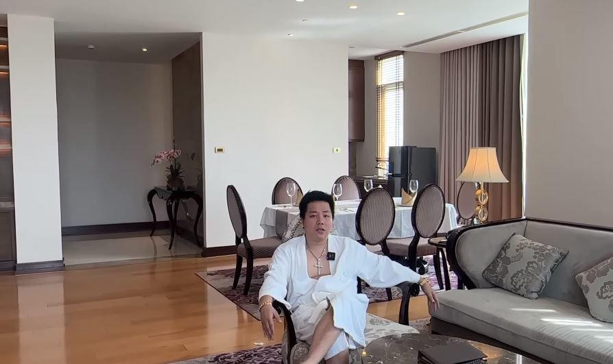 “Người ta ăn học ra làm bác sĩ, kỹ sư lương tháng có 10 – 15 triệu. Các bạn không có trình độ thì có thể làm được công việc có mức lương hai mươi mấy triệu không? Các bạn thấy có hợp lý không? Không ai tuyển bạn lương 1.000 USD chỉ để bạn ngồi xem phim, lướt web đâu”, YouTuber 9X chia sẻ.