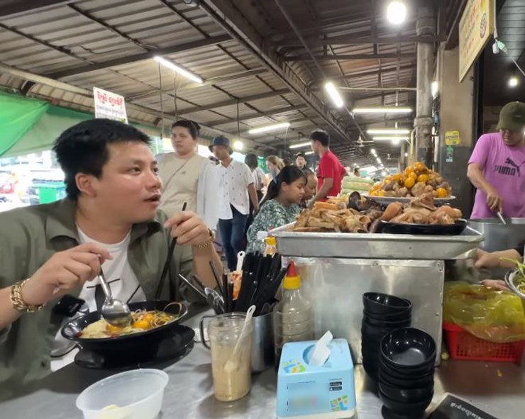 Khoa Pug cho biết anh dự định thực hiện series chạy xe xuyên Đông Nam Á vì “xuyên Việt thì thường quá”. Đất nước đầu tiên trên hành trình của anh là Campuchia.