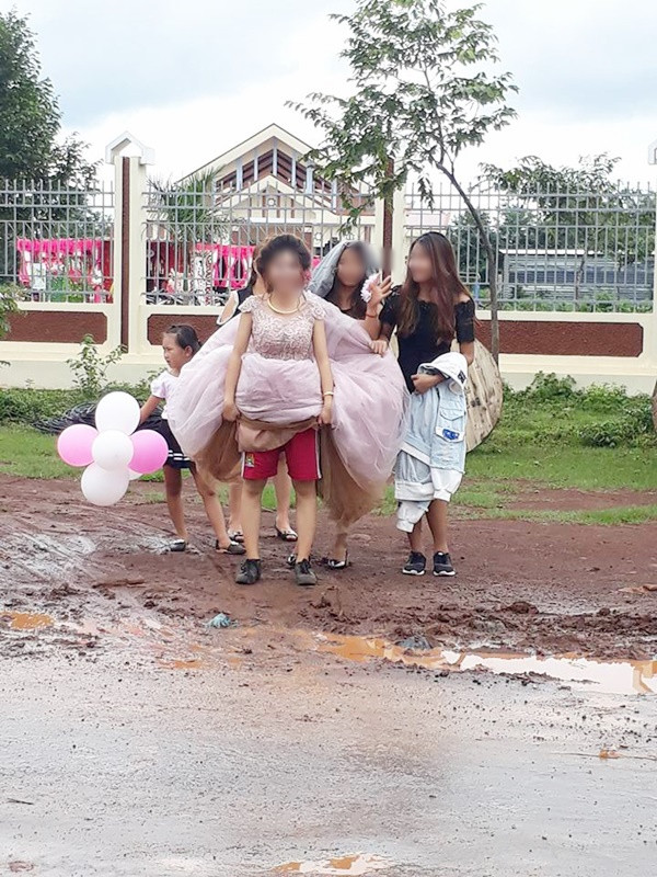 Dù đường xá có lầy lội nhưng cô dâu vẫn vui tươi trong ngày cưới.