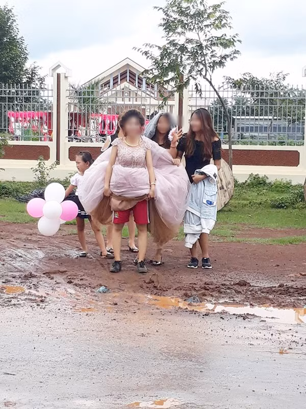 Dù đường xá có lầy lội nhưng cô dâu vẫn vui tươi trong ngày cưới.