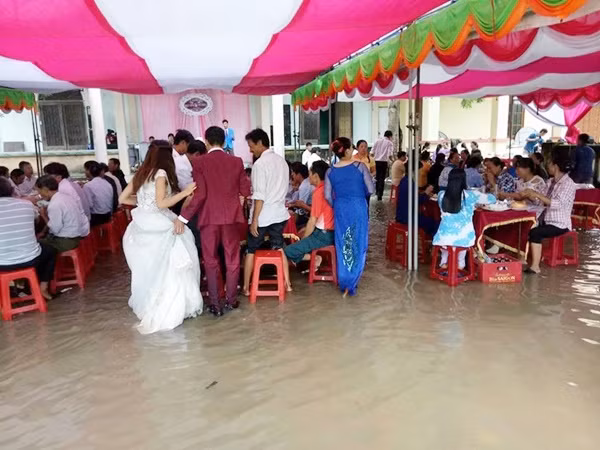 Mặc dù rạp cưới ngập nước nhưng không thể ngăn cản được ngày vui của cô dâu chú rể.