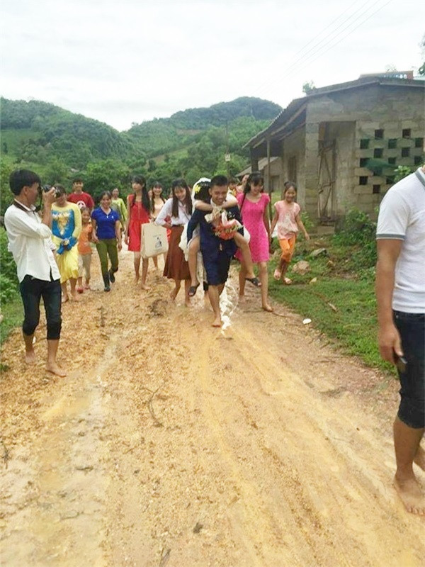 Cảnh đón dâu gặp phải ngày mưa, đường đất trơn trượt, chú rể phải cỗng cô dâu về tới nhà.