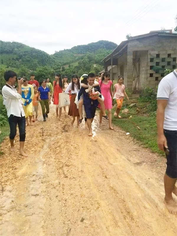 Cảnh đón dâu gặp phải ngày mưa, đường đất trơn trượt, chú rể phải cỗng cô dâu về tới nhà.