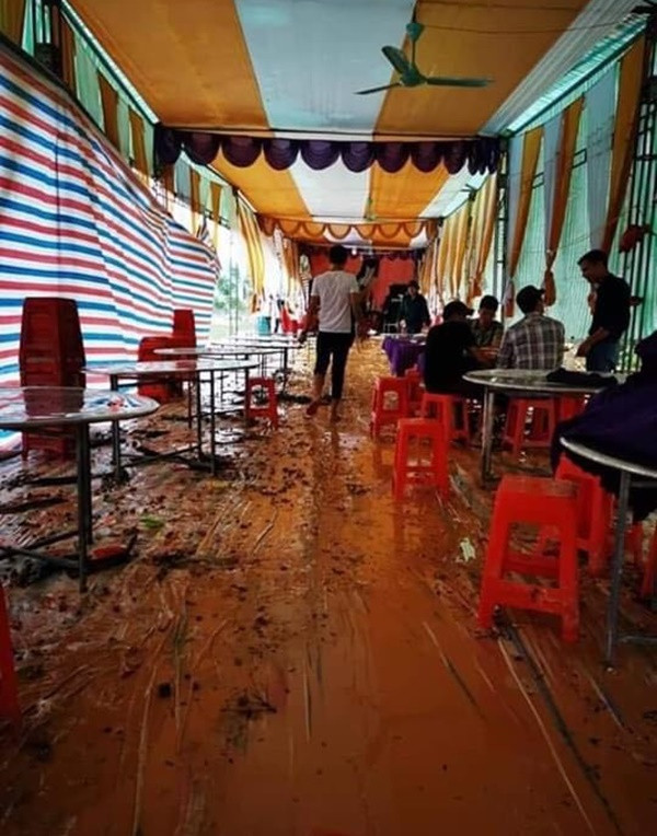 Nhìn hình ảnh đám cưới ngày mưa mà trang phục và quang cảnh không được sạch sẽ khiến nhiều người cảm thấy buồn lòng thay cặp đôi cô dâu chú rể.