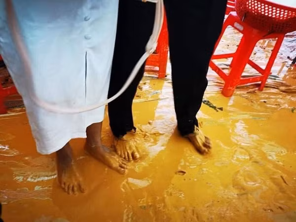 Cụ thể, hình ảnh đám cưới nhọ nhất năm của cặp đôi bị ảnh hưởng bởi dịch COVID-19, mưa gió và đen không thể để đâu cho hết đó là màn lội đường đất.