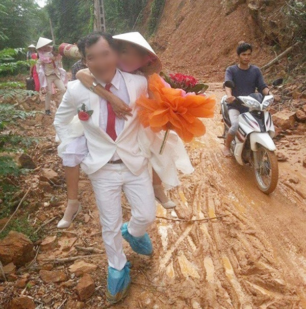Nhìn đôi chân cô dâu chú rể lấm lem bùn đất rồi quay sang rạp cưới cũng không kém phần thê thảm mà thương.