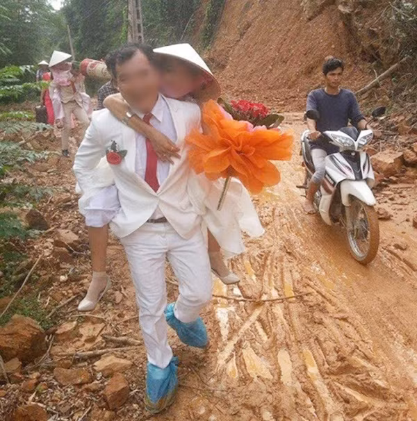 Nhìn đôi chân cô dâu chú rể lấm lem bùn đất rồi quay sang rạp cưới cũng không kém phần thê thảm mà thương.