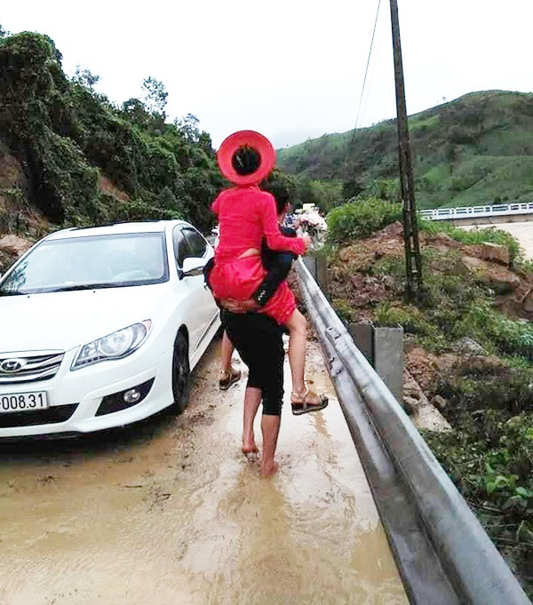 Nhiều cặp đôi khác tuy không phải mùa dịch nhưng cũng chung cảnh mưa bão.