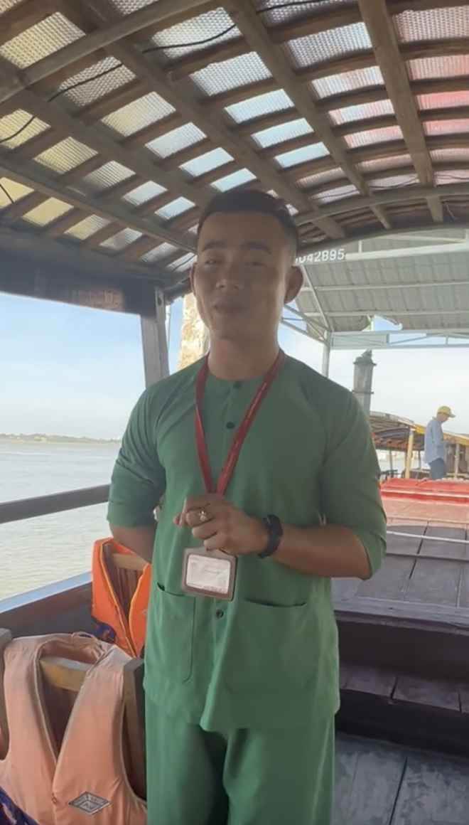 Đặc điểm nhận dạng của hiện tượng mạng này đó là anh ta thường mặc quần áo bà ba, đeo túi cói, đi guốc và tự nhận mình là đóa hoa rau muống đồng nở muộn.