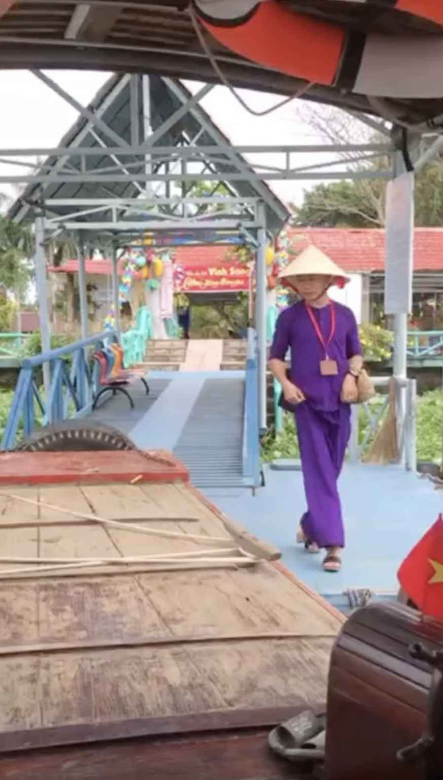 Giọng nói nhẹ nhàng, dễ nghe cùng sự hài hước, duyên dáng đặc biệt, những clip đưa khách đi du lịch Vĩnh Long của Duy Hiếu khiến nhiều người thích thú.