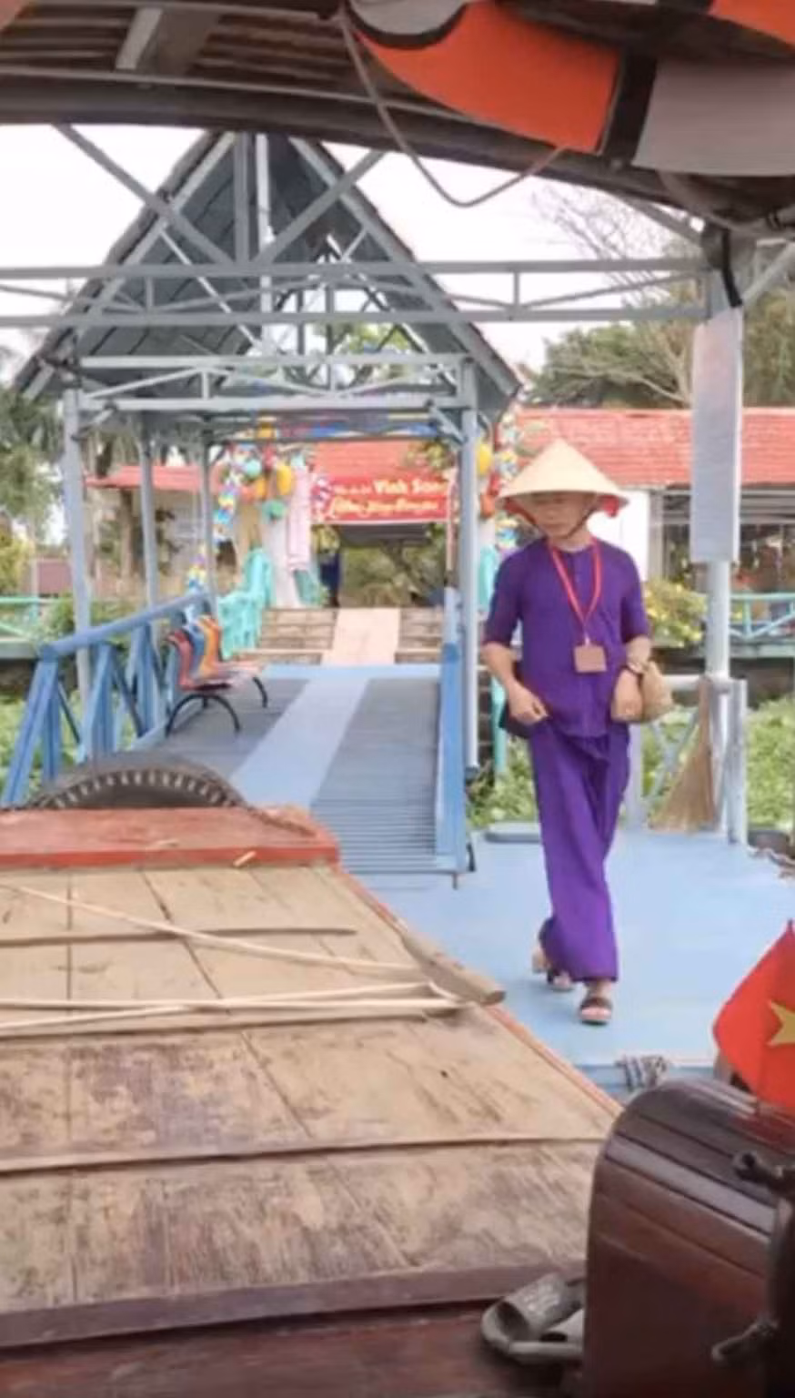 Giọng nói nhẹ nhàng, dễ nghe cùng sự hài hước, duyên dáng đặc biệt, những clip đưa khách đi du lịch Vĩnh Long của Duy Hiếu khiến nhiều người thích thú.