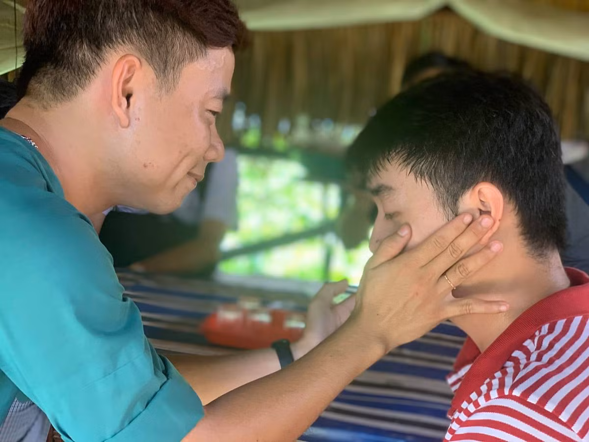 Với bất kỳ đoàn khách nào, HDV này cũng tỏ ra thân thiết như bạn bè lâu năm, dành tặng chiếc thơm má cho mọi người.