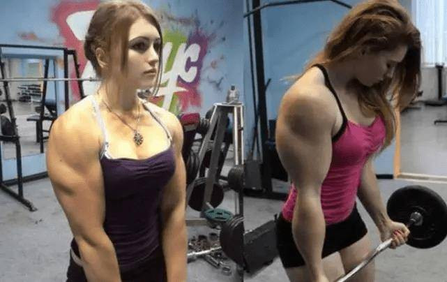 Julia Vince là một cô gái gây ấn tượng bởi cơ bắp cuồn cuộn nhưng gương mặt đậm chất "búp bê sống".