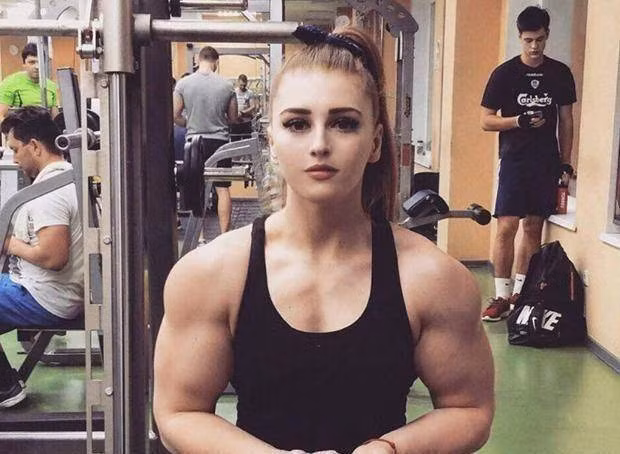 Tuy nhiên, khi ngắm nhìn những bức ảnh của Julia Vince, họ sốc khi biết ngoài khuôn mặt xinh xắn kia, cô còn sở hữu body “vững chắc như bàn thạch”.