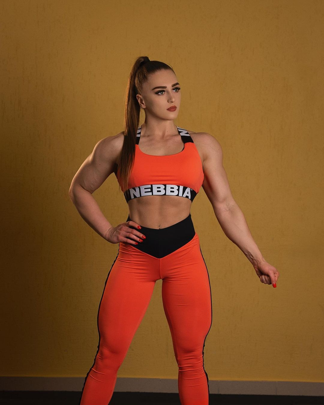 Những đường cơ bắp trên cơ thể Julia rất đẹp, nhiều chàng trai nhìn vào cô rất ngưỡng mộ bởi cơ thể săn chắc.