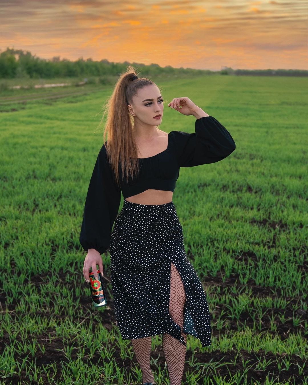 Mọi người thường nói Julia có khuôn mặt thiên thần nhưng sở hữu dáng người của Hulk(người khổng lồ xanh).