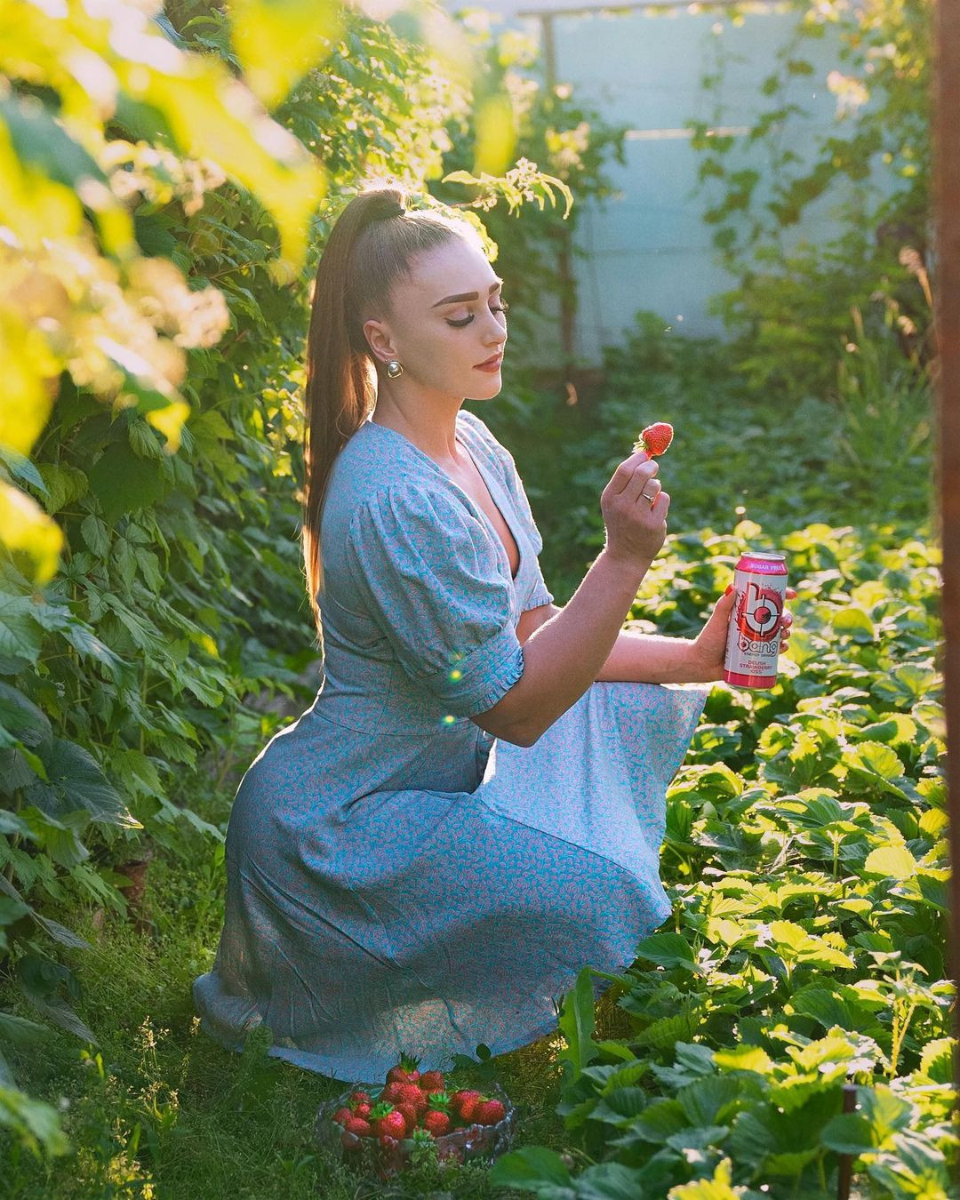 Nhìn khuôn mặt và cơ thể của Julia tương phản với nhau, nhiều người rất bất ngờ.