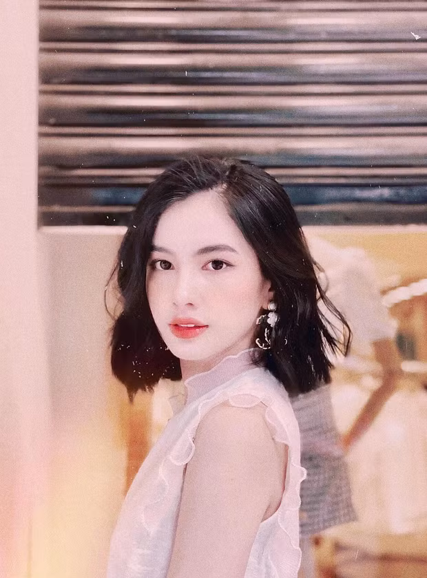 Bồ tin đồn của đại gia Đức Huy cũng thẳng thắn cho hay cả khuôn mặt của cô đều chưa qua chỉnh sửa gì mà hoàn toàn thừa hưởng từ bố mẹ.