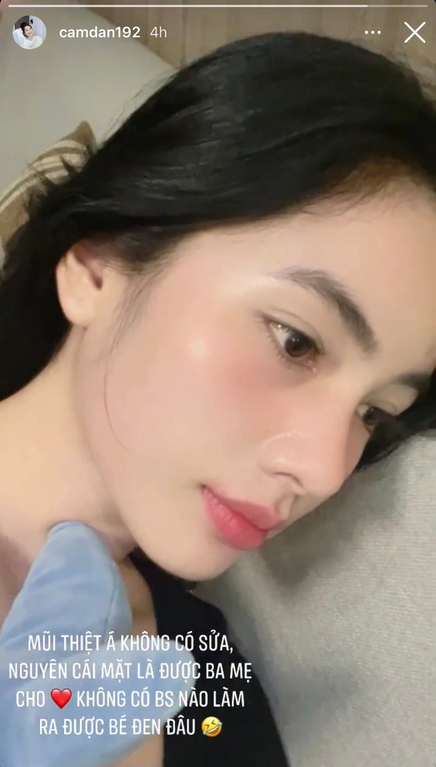 Theo đó, hot girl Cẩm Đan đã khoe story quay cận cảnh "góc nghiêng thần thánh" của mình. Ở góc ảnh này, cô nàng show được ngũ quan thanh tú, nét nào ra nét đấy và đặc biệt là chiếc mũi cao thẳng cực đáng tiền.
