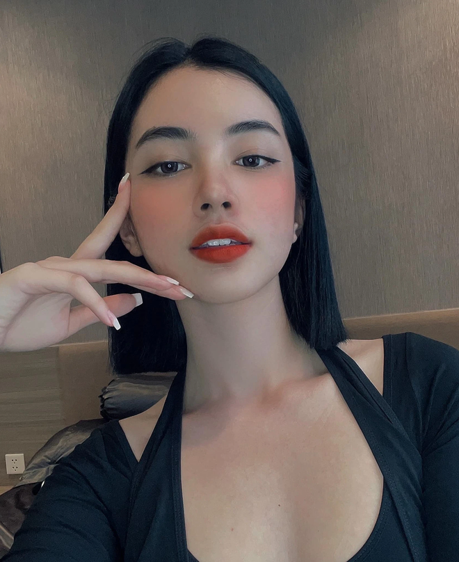 Thậm chí, Cẩm Đan còn tự tin khẳng định không bác sĩ nào có thể phẫu thuật ra được khuôn mặt như thế.