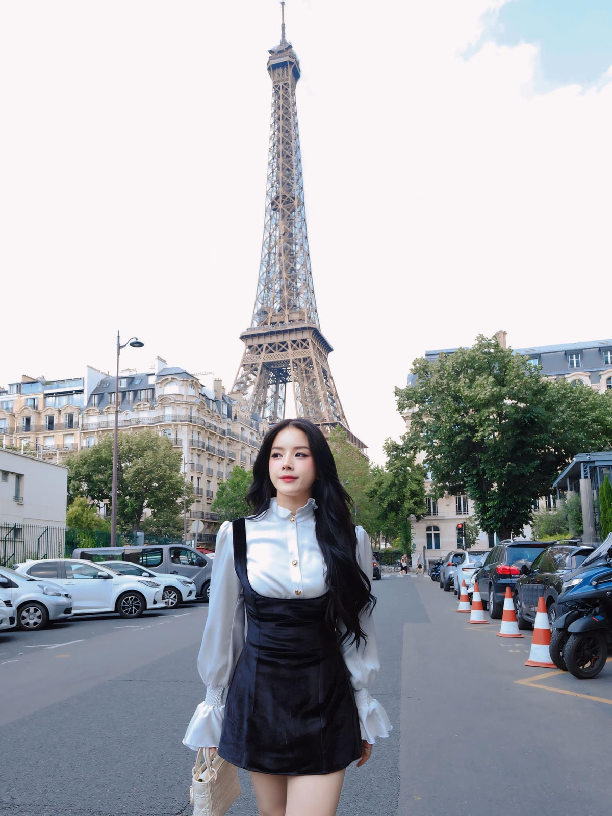 “Búp bê DJ” Mie (tên thật Trương Tiểu My, SN 1995, quê Đà Nẵng) là một cái tên đã quá quen thuộc trong làng DJ Việt, dòng nhạc cô theo đuổi và thành công là EDM.