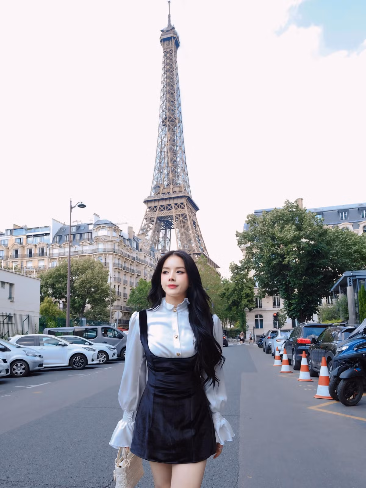 “Búp bê DJ” Mie (tên thật Trương Tiểu My, SN 1995, quê Đà Nẵng) là một cái tên đã quá quen thuộc trong làng DJ Việt, dòng nhạc cô theo đuổi và thành công là EDM.