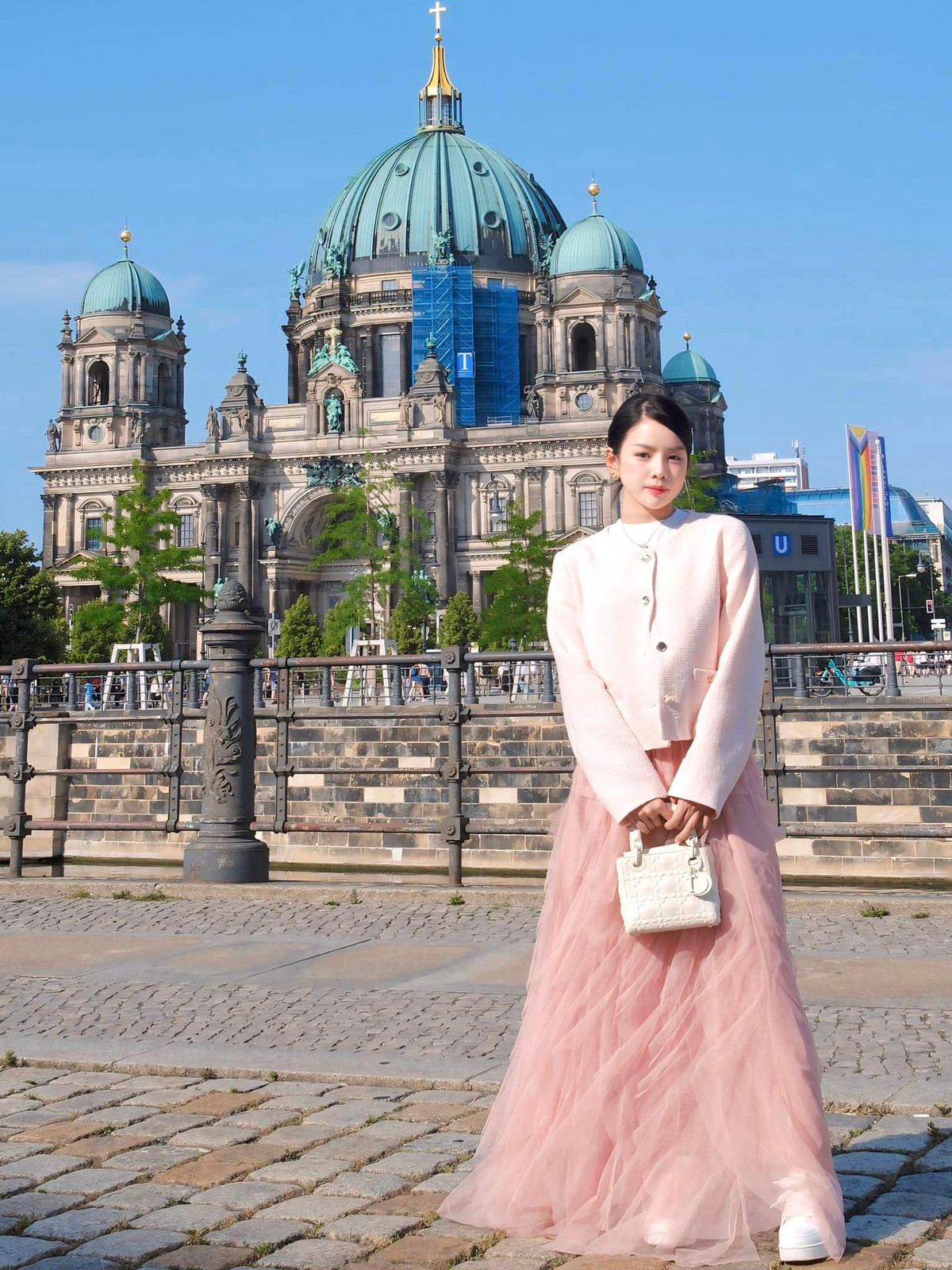 Làn da trắng mịn cùng mái tóc nhuộm màu giúp Mie thêm thu hút hơn. "Như búp bê luôn đó chị ơi", "Như nữ thần luôn đó", "Đẹp quá chị ơi",... là những bình luận của cư dân mạng.