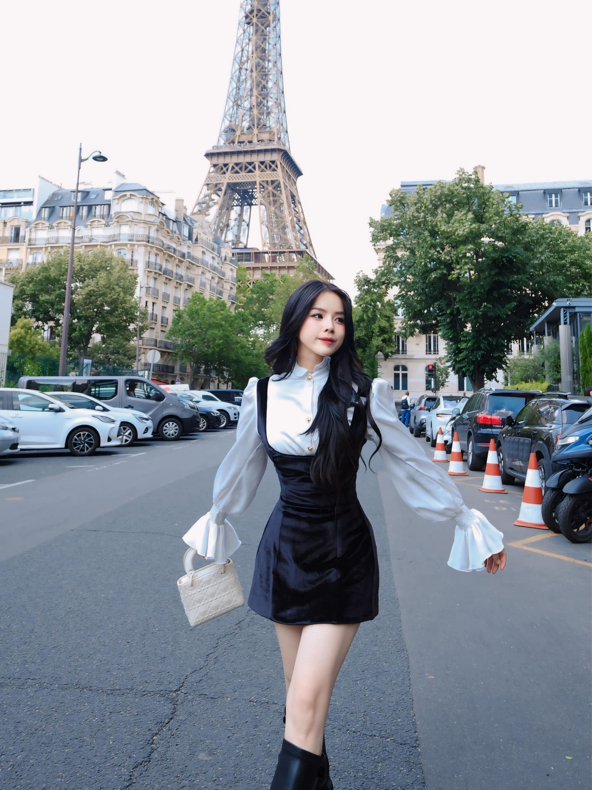 Mới đây trên trang cá nhân của mình, DJ Mie khoe dáng nuột, eo thon tại châu Âu khiến dân mạng "trầm trồ" khen ngợi.