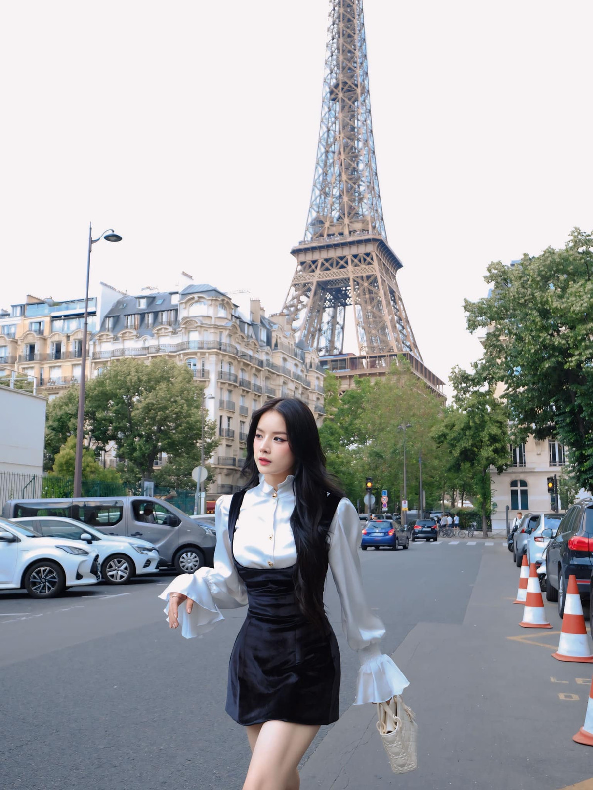 Theo tìm hiểu, Mie đang có chuyến lưu diễn tại châu Âu. Sau khi rời Praha, cô nàng đã tới thủ đô Paris - Pháp.