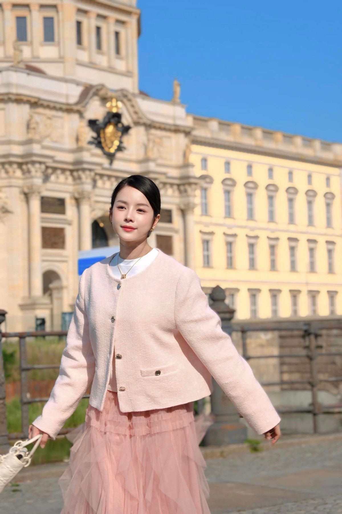 Năm 2020, Mie từng gây chú ý khi tự tậu xe hơi, nhà 3-4 tỷ đồng bằng tiền tích góp. Hiện tại, cô có thu nhập ổn định nhờ công việc DJ, diễn xuất, KOL quảng cáo...