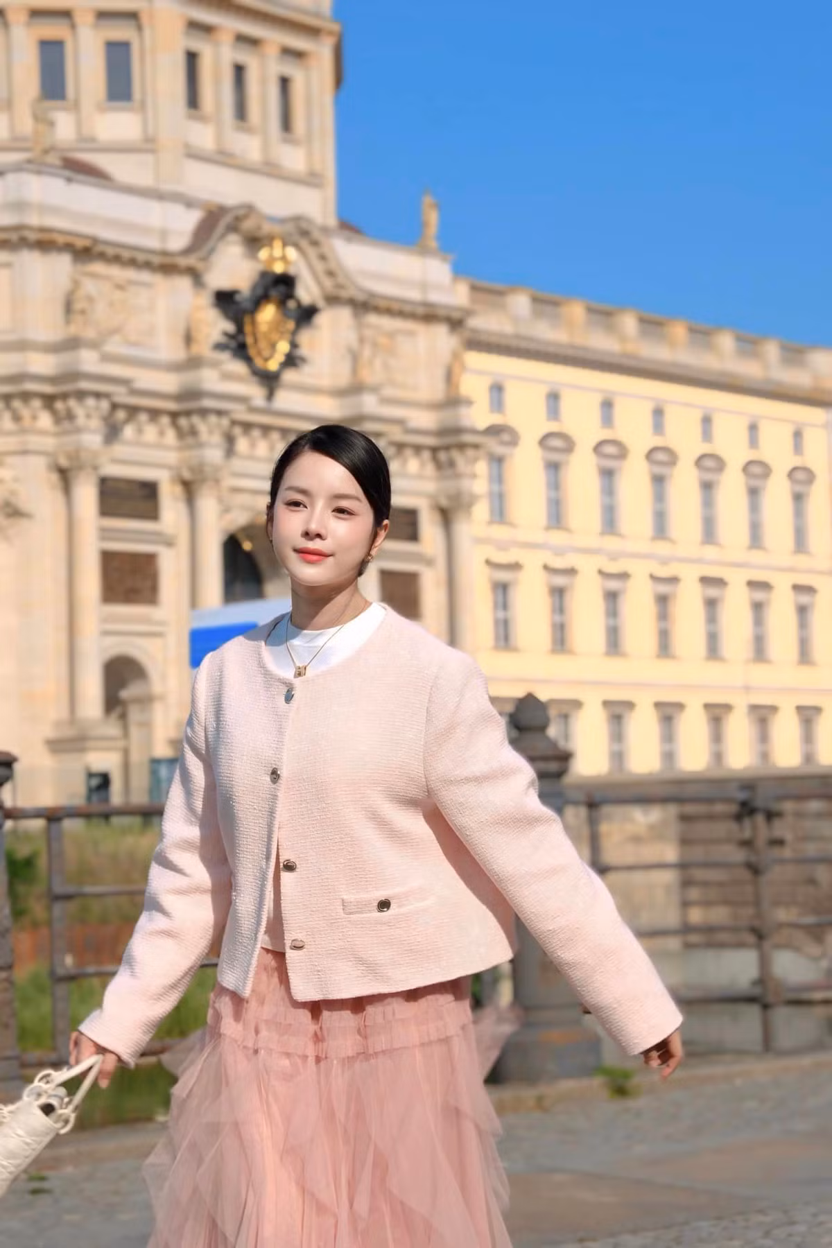 Năm 2020, Mie từng gây chú ý khi tự tậu xe hơi, nhà 3-4 tỷ đồng bằng tiền tích góp. Hiện tại, cô có thu nhập ổn định nhờ công việc DJ, diễn xuất, KOL quảng cáo...