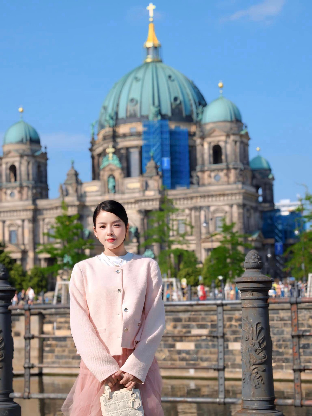 So với nhiều nữ DJ khác, Mie nổi tiếng với vẻ gợi cảm chừng mực, không khoe da thịt "bốc lửa" mỗi lần trình diễn.