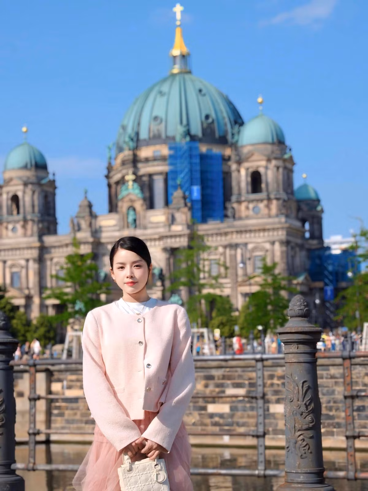 So với nhiều nữ DJ khác, Mie nổi tiếng với vẻ gợi cảm chừng mực, không khoe da thịt "bốc lửa" mỗi lần trình diễn.