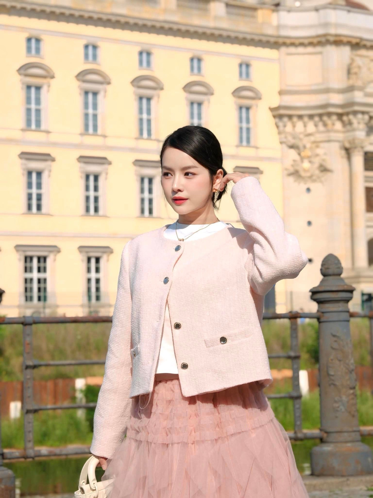 Vốn theo phong cách ngọt ngào, nữ tính và gợi cảm trong chừng mực, Mie sở hữu bộ sưu tập thời trang đi biển đa dạng, phong phú. Trong đó, kiểu mốt váy ôm sát body hay áo bra kết hợp cùng chân váy ngắn, bikini được người đẹp này yêu thích hơn cả.