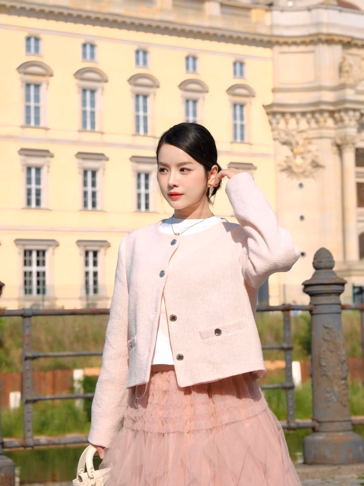 Vốn theo phong cách ngọt ngào, nữ tính và gợi cảm trong chừng mực, Mie sở hữu bộ sưu tập thời trang đi biển đa dạng, phong phú. Trong đó, kiểu mốt váy ôm sát body hay áo bra kết hợp cùng chân váy ngắn, bikini được người đẹp này yêu thích hơn cả.