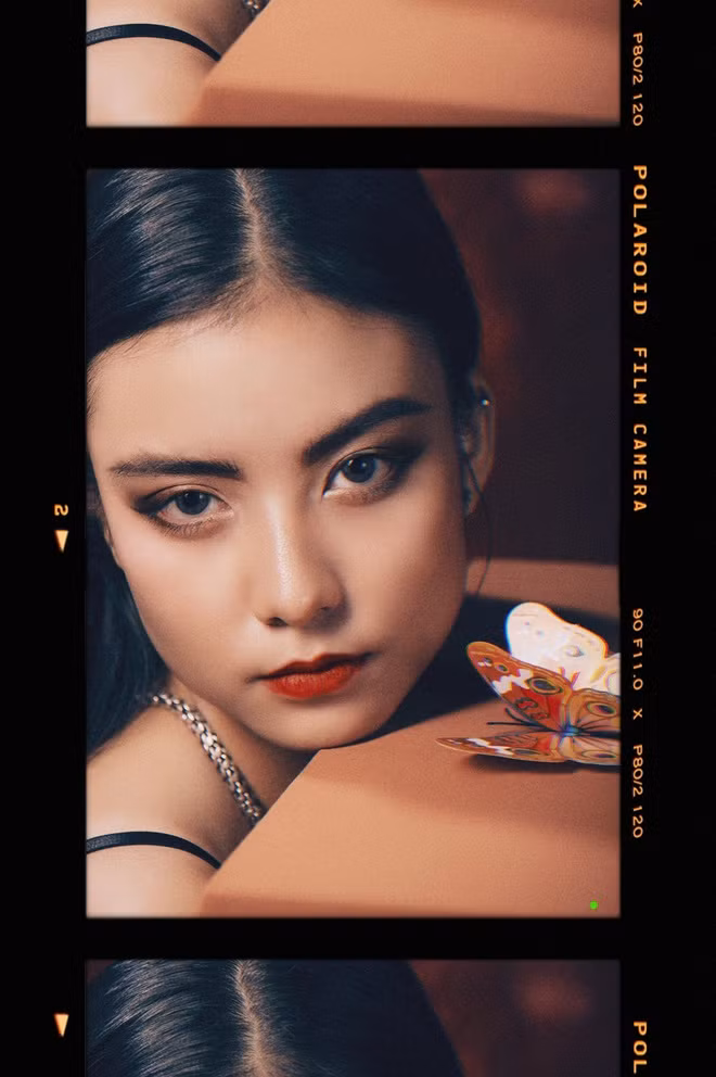 Bên cạnh việc học, Hà Chi mạnh dạn dấn thân vào các công việc làm thêm như tổ chức sự kiện, sáng tạo nội dung, làm MC, nhân viên bán hàng và là người mẫu ảnh có tiếng tại Hà Nội.