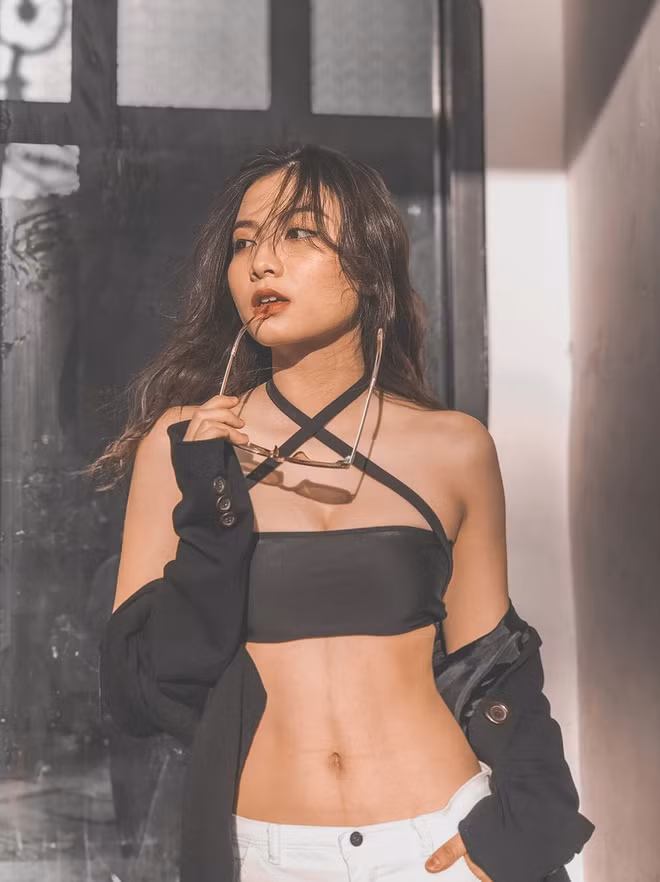 Trong những bộ ảnh mới, Hà Chi theo đuổi phong cách nóng bỏng, táo bạo. Vì vậy, cô nhận được không ít những bình luận khiếm nhã bên cạnh những lời khen ngợi.