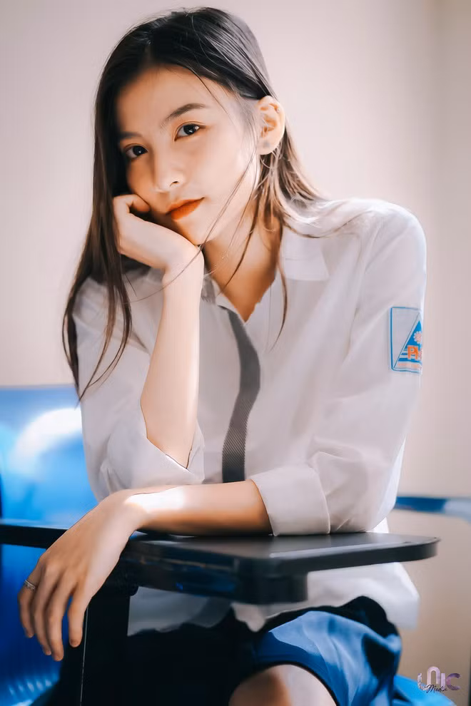 Sau kỳ thi tốt nghiệp năm 2019, Hà Chi hiện là sinh viên năm 2 Khoa quốc tế, ĐH Quốc gia Hà Nội.