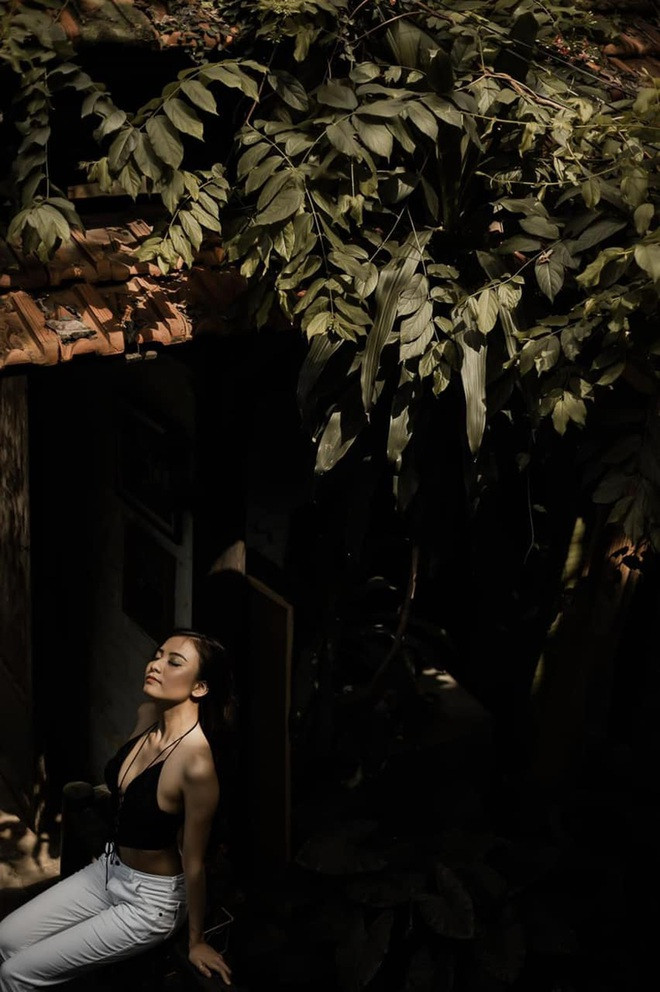 Hà Chi khá thoải mái diện những bộ trang phục nóng bỏng, khoe hình thể đẹp, làn da nâu khỏe khoắn và cơ bụng săn chắc đáng mơ ước của mình.