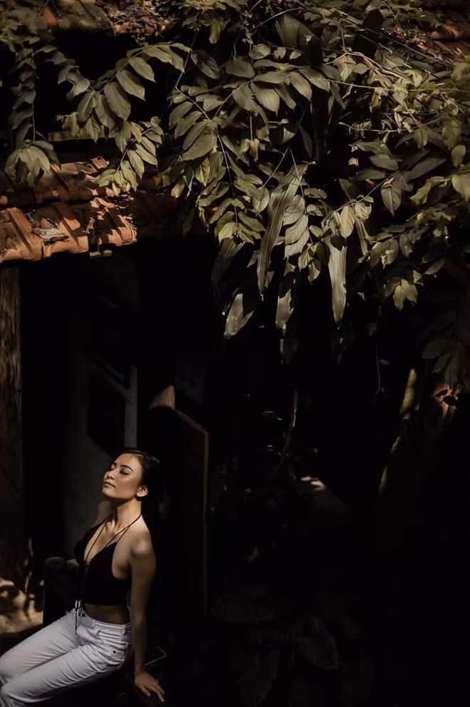 Hà Chi khá thoải mái diện những bộ trang phục nóng bỏng, khoe hình thể đẹp, làn da nâu khỏe khoắn và cơ bụng săn chắc đáng mơ ước của mình.