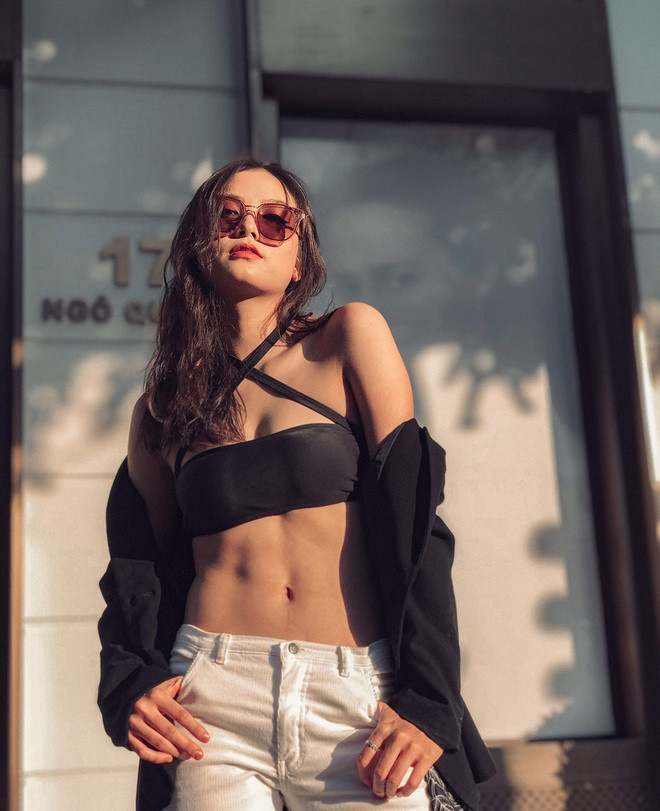 Thời gian đầu, Hà Chi cũng phản ứng lại nhưng dần dần, cô hiểu rằng không nên quan tâm và chỉ nên tập trung vào những gì mình làm.