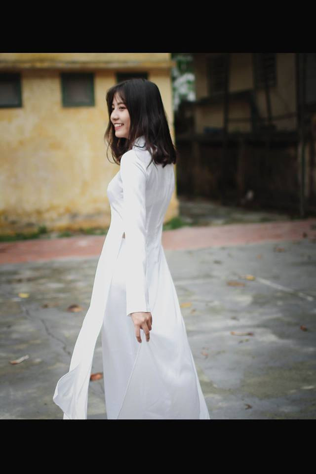 Hà Chi từng gây ấn tượng khi diện chiếc áo dài nữ sinh.