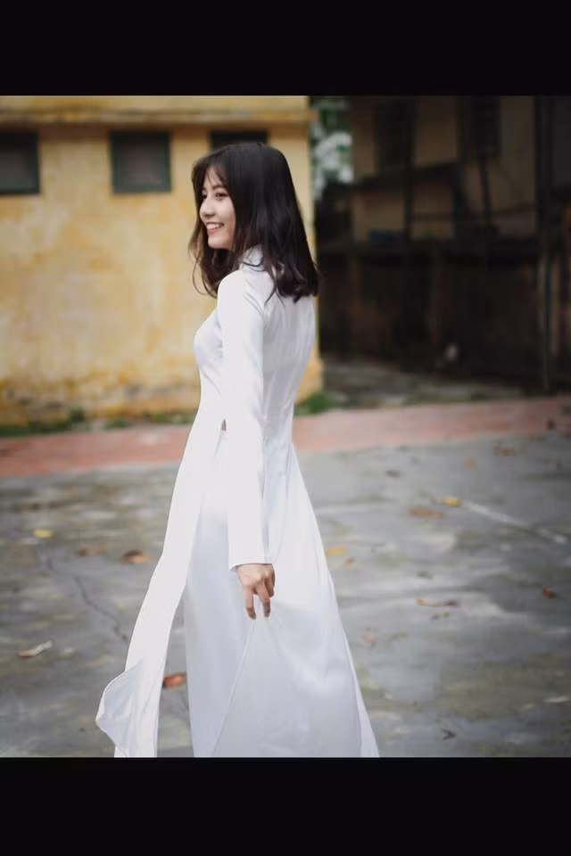 Hà Chi từng gây ấn tượng khi diện chiếc áo dài nữ sinh.