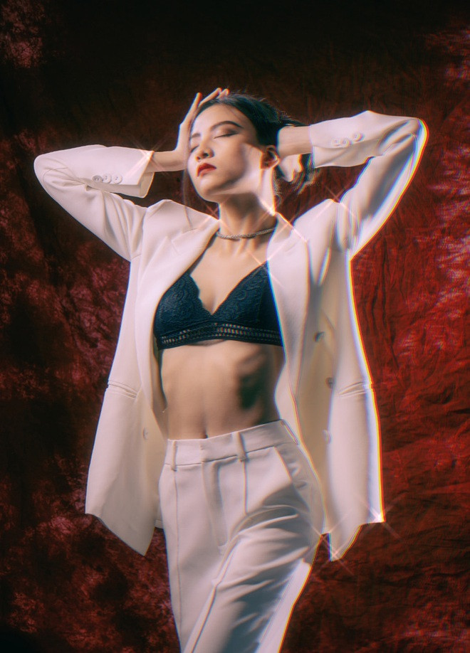 Cụ thể, Hà Chi nói về những trải nghiệm 2 năm qua: "Bố mẹ, người thân hay khuyên mình không cần kiếm tiền sớm thế, tập trung cho việc học đi. Nhưng đối với mình, việc đi làm ngay từ khi lên đại học giống như là được tự do vậy. Mình không phụ thuộc tiền của ai, hiểu được giá trị của đồng tiền, học hỏi kiến thức và rèn luyện bản thân từ thực tế. Sống rực rỡ và làm hết những gì mình muốn ở tuổi trẻ, nghiện cảm giác chinh phục những mục tiêu khó".