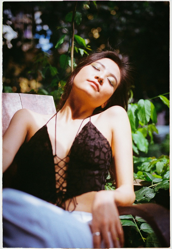 "Mình thấy ngoại hình của bản thân khá hợp với phong cách sexy, mặc dù nhận được nhiều ý kiến tranh cãi trên mạng xã hội. Quan điểm của mình thì việc thể hiện ra sự tự tin về cơ thể, yêu thương những gì mình có trong thời đại này là 1 phần thể hiện cá tính bản thân. Hơn nữa phong cách sexy đã trở thành "thương hiệu" của mình trong mắt mọi người rồi" - Hà Chi chia sẻ thêm.