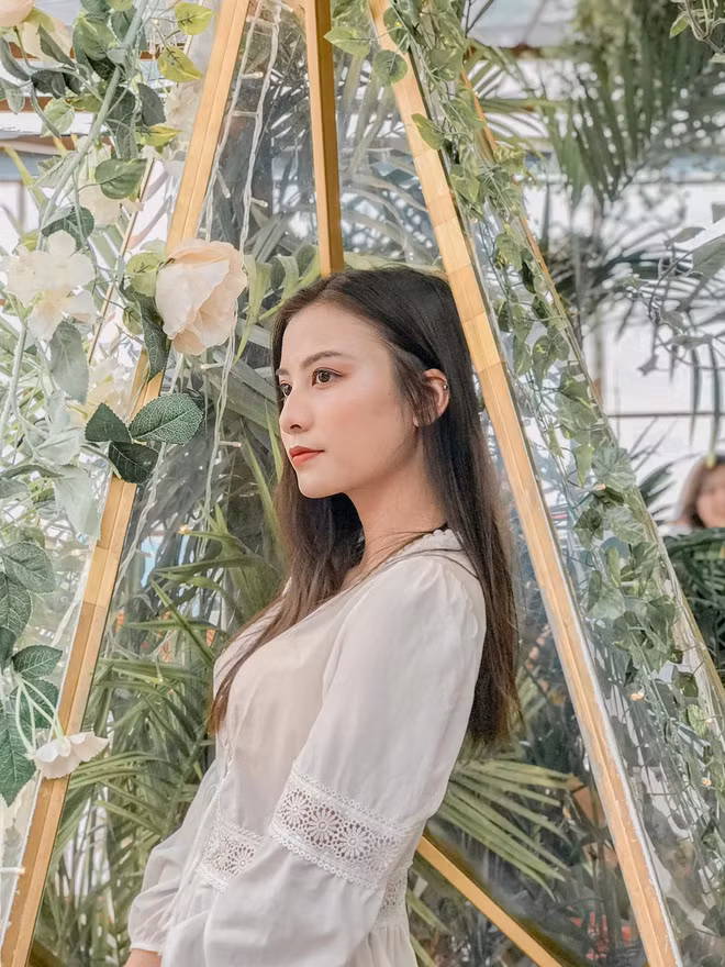 Chia sẻ về cuộc sống của mình từ sau khi bất ngờ nổi tiếng, hot girl 2K này nói: "Năm nhất đại học, mình là Phó bí thư Chi đoàn trường. 2 năm qua, mình có thêm những kiến thức tài chính và chuyên ngành. Tuy nhiên, mình cảm thấy học được nhiều thứ hơn từ những trải nghiệm bên ngoài trường. Đó là những tư duy, kĩ năng và trải nghiệm mới mẻ, tốt cho sự phát triển bản thân trong giai đoạn tuổi trẻ này".